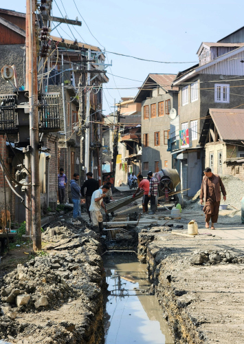 תעלה של ביוב ברחוב